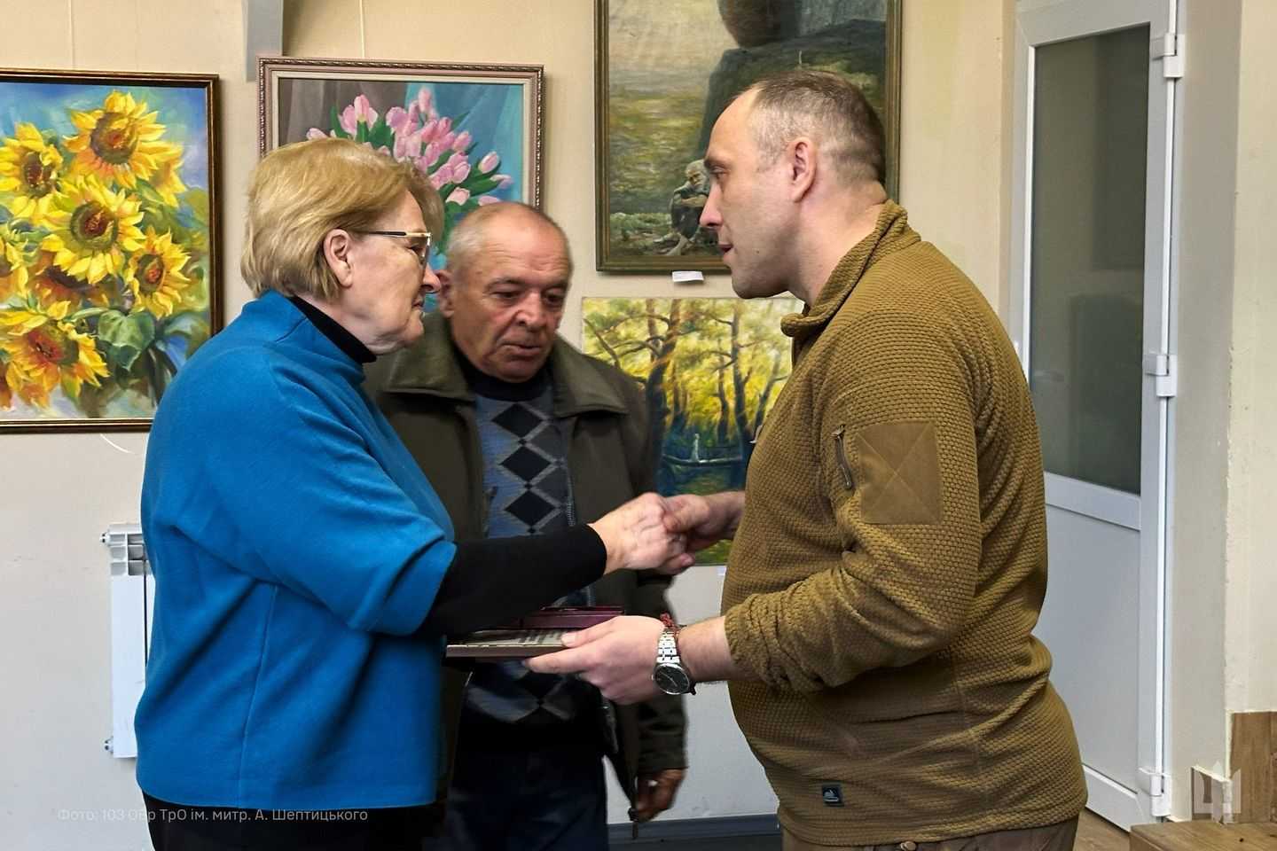 Родинам загиблих Героїв вручили нагрудні знаки «Честь і Батьківщина»