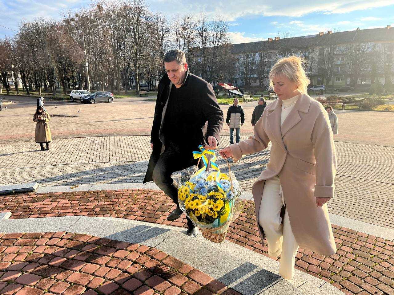 Покладанням квітів до памʼятника «Борцям за волю України» депутати Шептицької міської ради вшанували День Гідності та Свободи