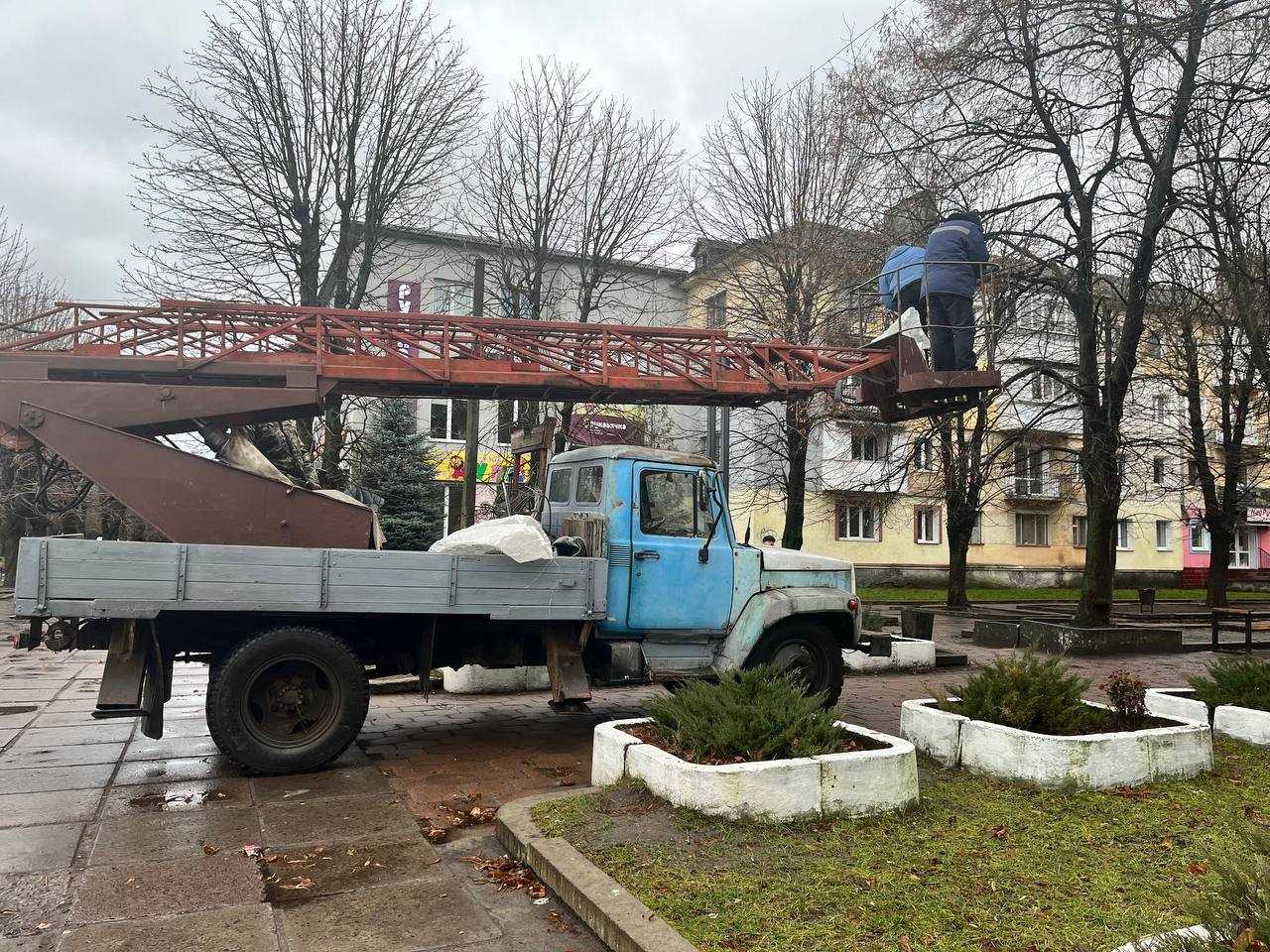 У місті встановлюють святкову ілюмінацію