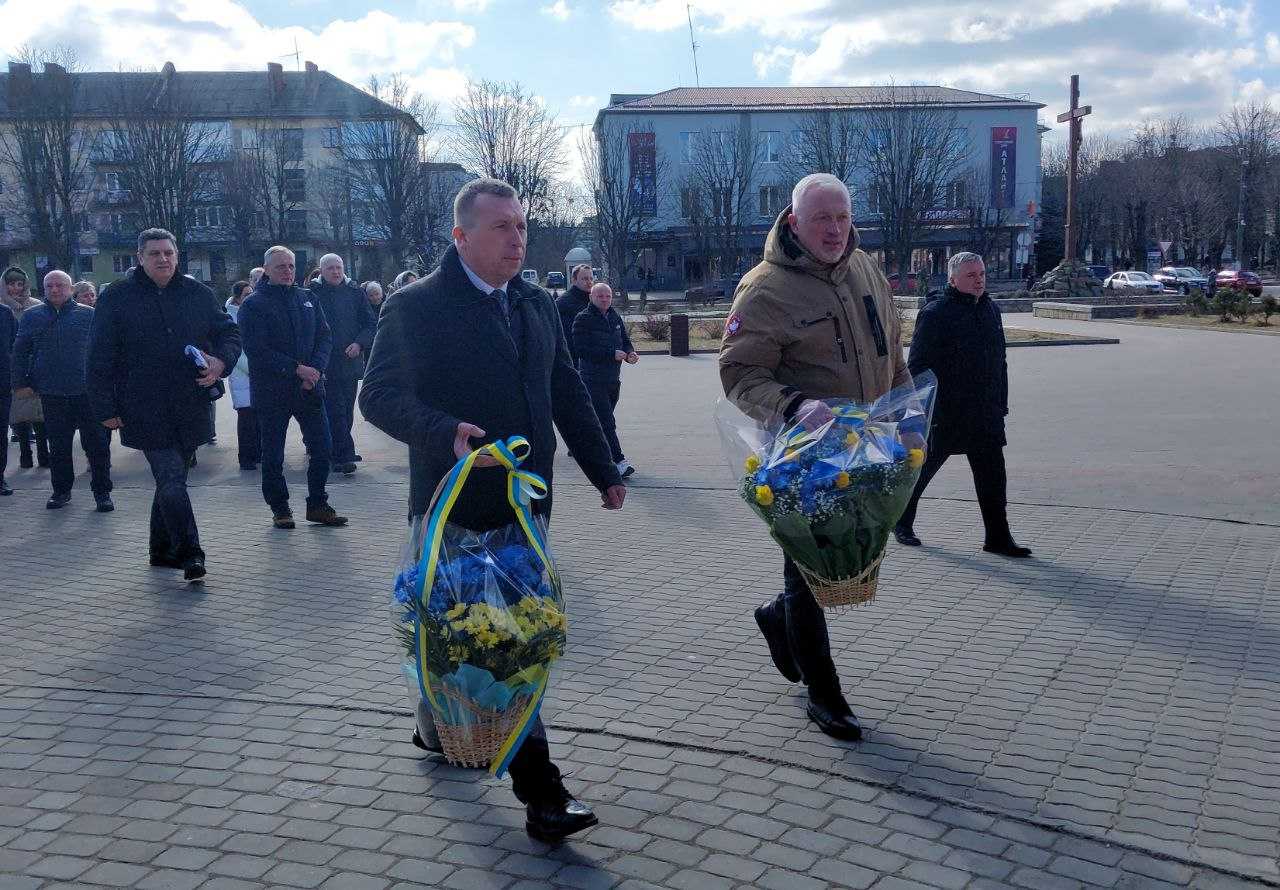 Покладанням квітів представники місцевої влади вшанували пам’ять Героїв Небесної Сотні