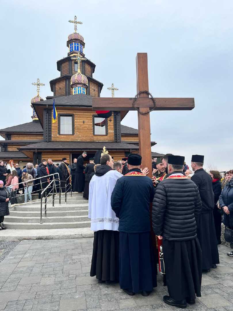 Хресна хода під духовним проводом Митрополита Шептицького: сотні вірян об'єдналися у молитві за Україну