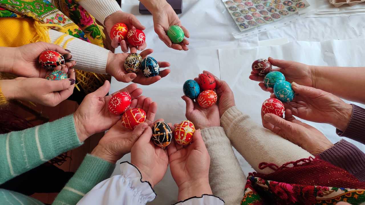 Обереги для найдорожчих: писанкарство як підтримка