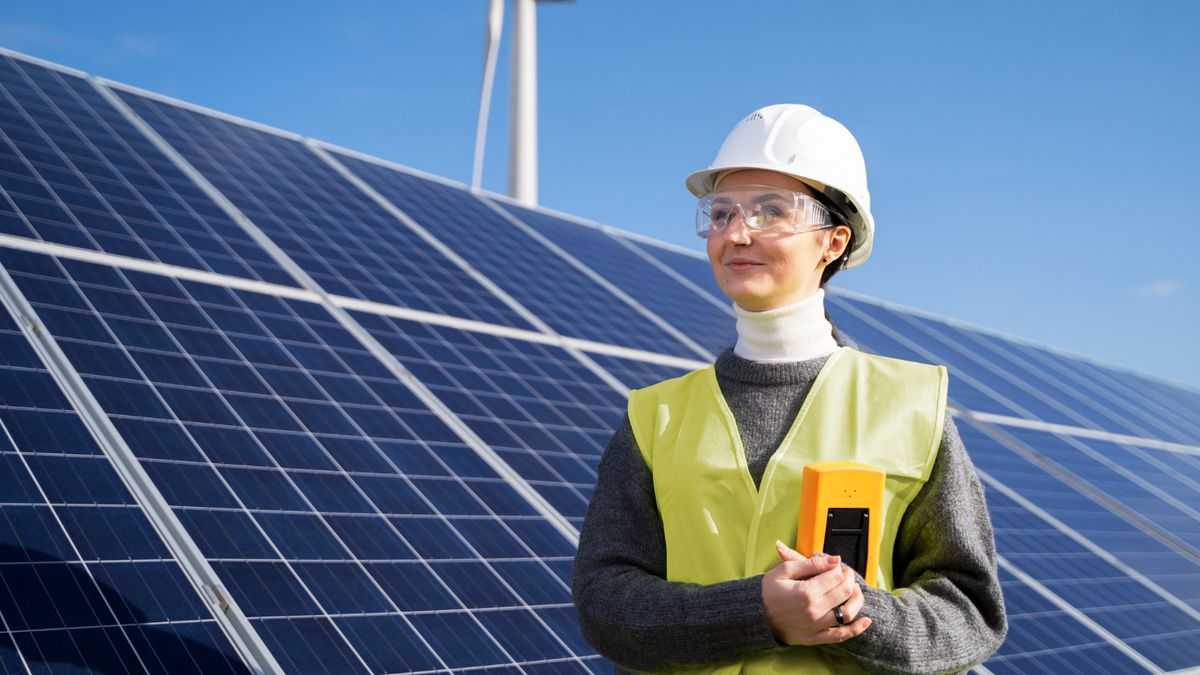 Жінки можуть отримати професію монтувальниць сонячних електростанцій: як подати заявку на курс