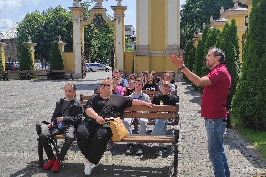 Як гостюють школярі з Покровська у Шептицькому?