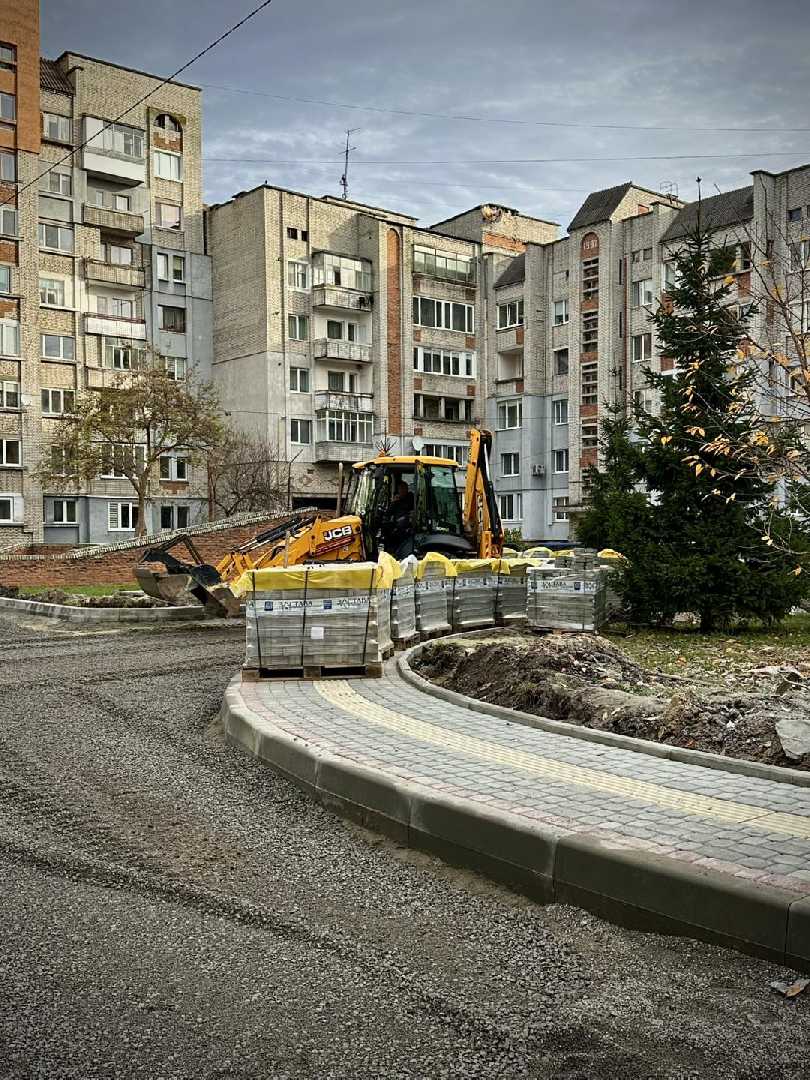 Триває поточний ремонт внутрішньоквартальних доріг