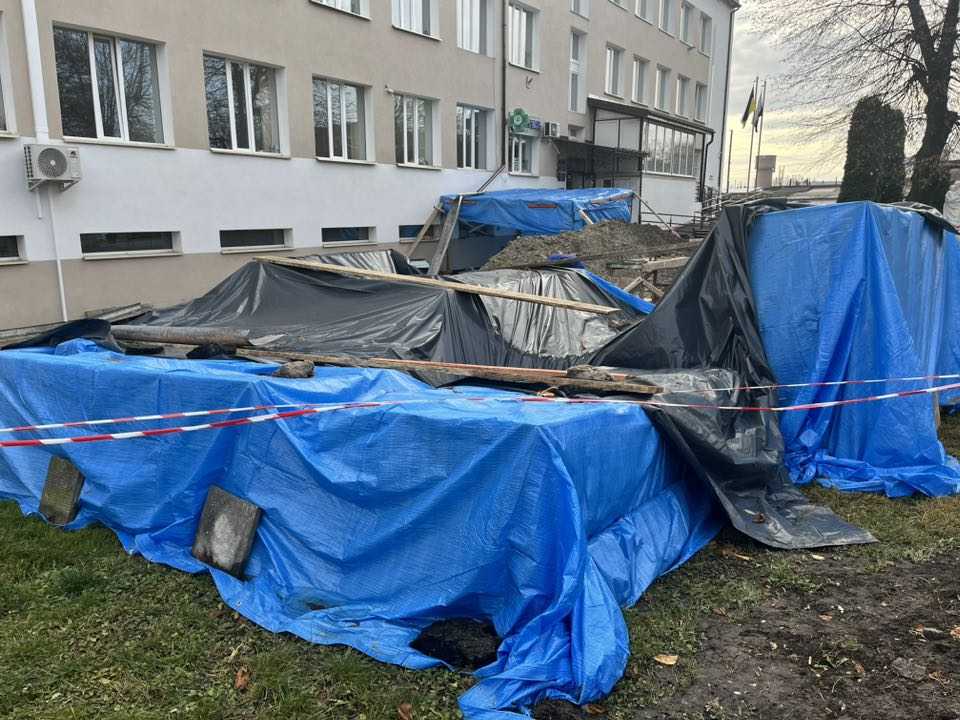 Тривають роботи з будівництва зовнішнього ліфта у Центрі первинної медико-санітарної допомоги