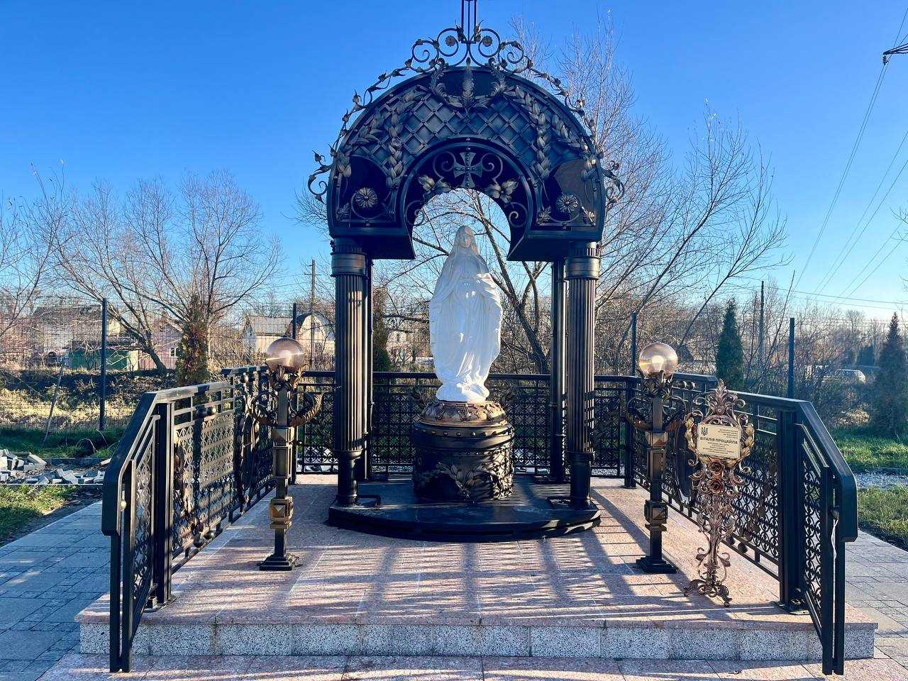 У пам’ять про сина Героя родина Віталія Процайла звела каплицю на подвір’ї церкви Введення в храм Пресвятої Богородиці.
