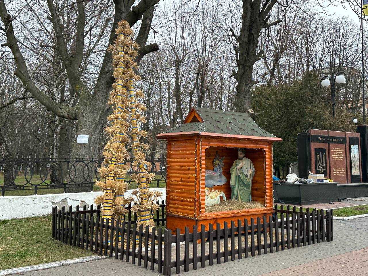 У місті завершили встановлювати головні різдвяні атрибути