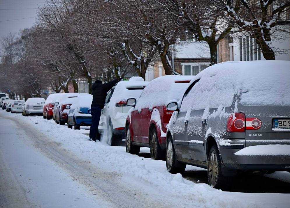 Паркування на узбіччях ускладнює роботу комунальних служб