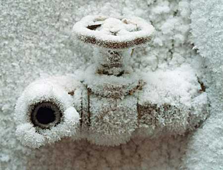 Комунальники працюють над розмороженням замерзлих каналізаційних систем