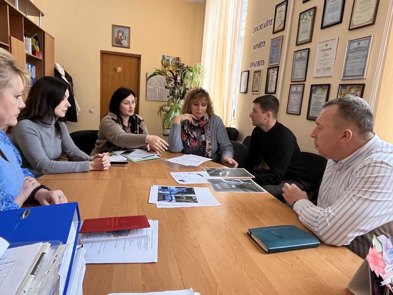 Крок до безбар’єрної школи: депутати підтримали закупівлю підйомника