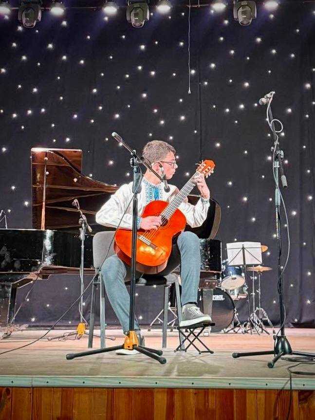 Учні школи мистецтв зібрали 15 500 грн на підтримку ЗСУ