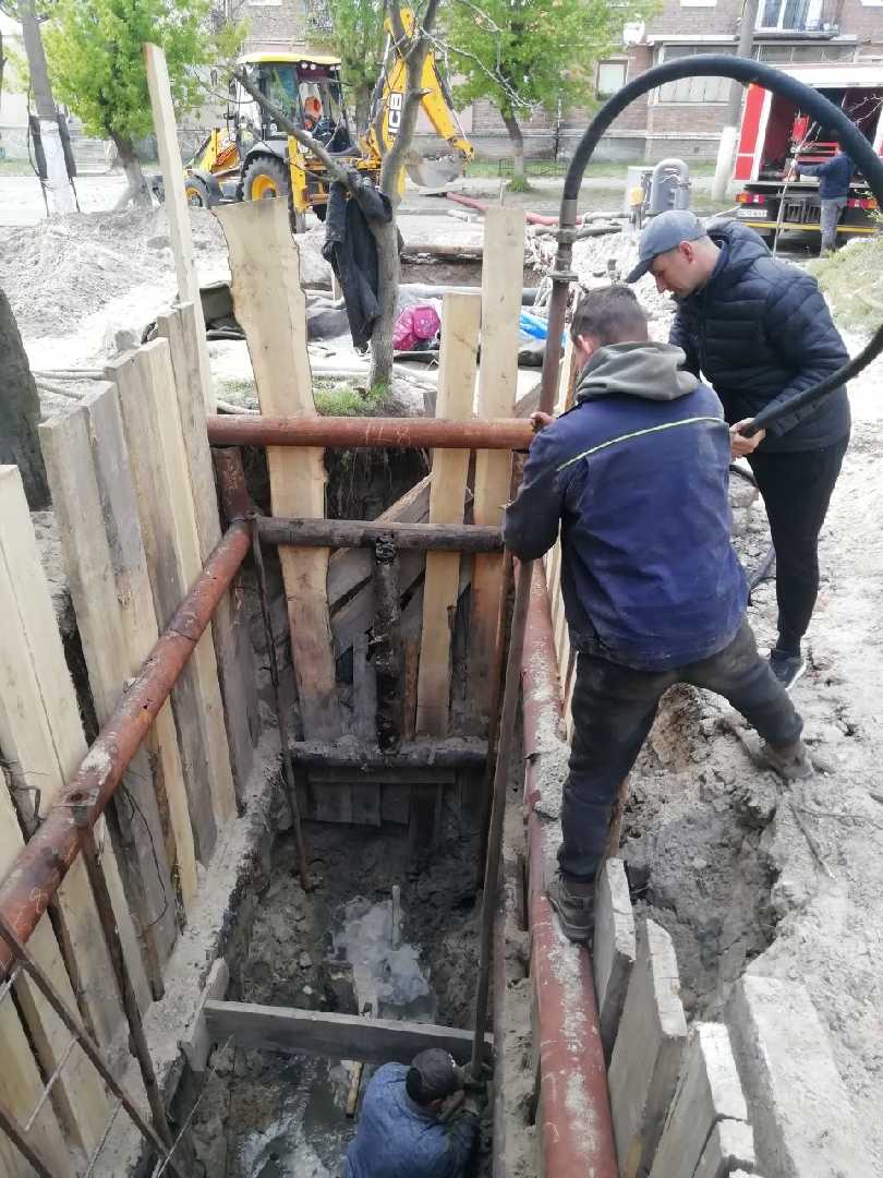 У Соснівці працівники КП «Водоканал» завершують ліквідацію аварії на каналізаційному колекторі.