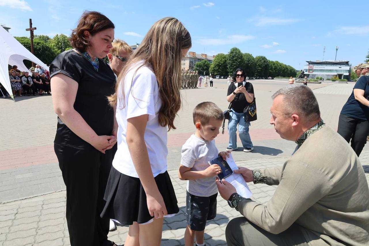 Міський голова Андрій Залівський вручив посмертні відзнаки «Почесний громадянин Шептицької територіальної громади» родинам наших полеглих захисників.